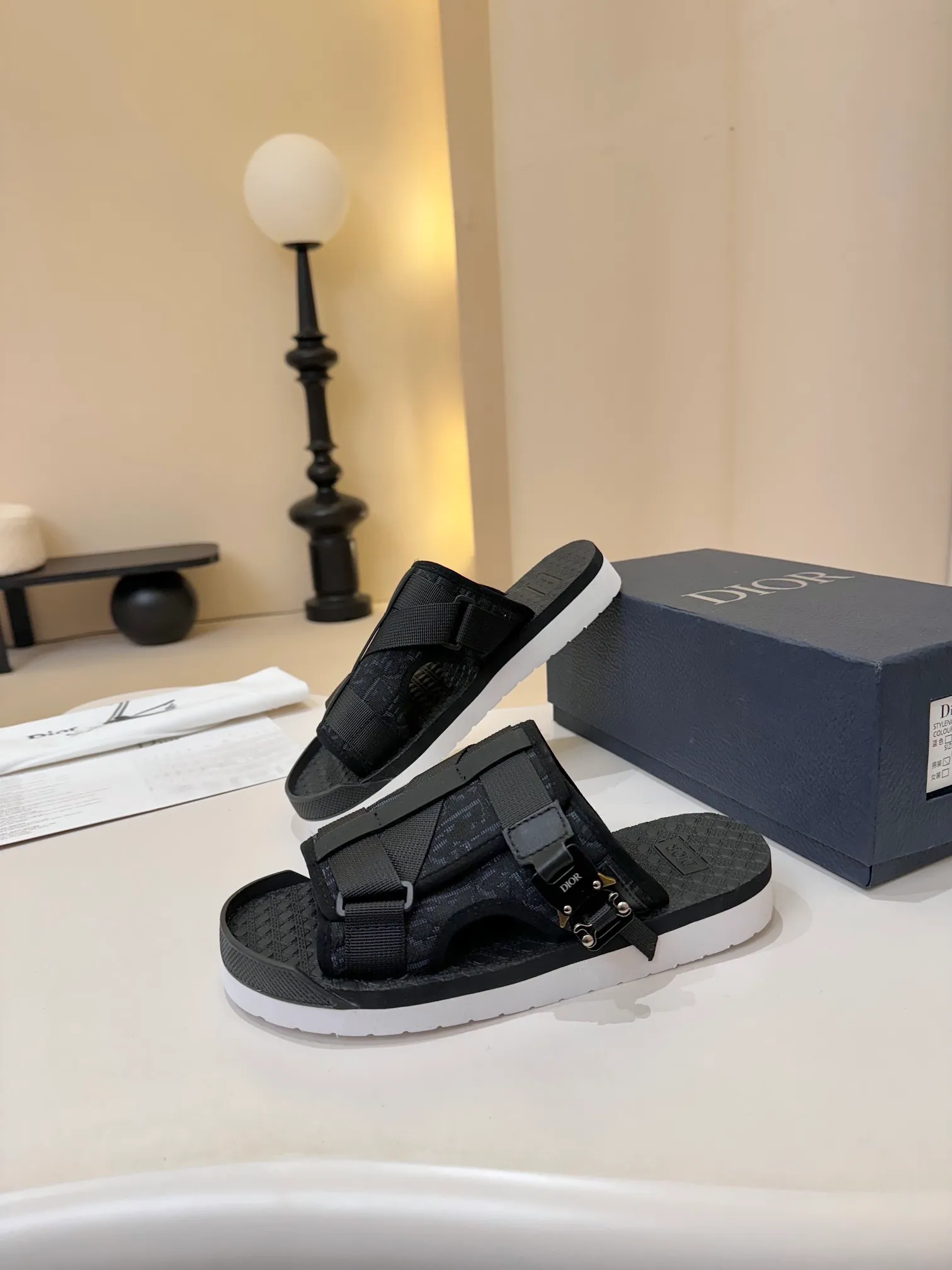 [Dior] P: 340💰 -Size: 38-46 Dior Dior D’s classic men’s slippers, high-end boutique, original material, pure cotton printed canvas upper, fine workmanship, super soft sole, casual, loose and comfortable, a must-have in summer!